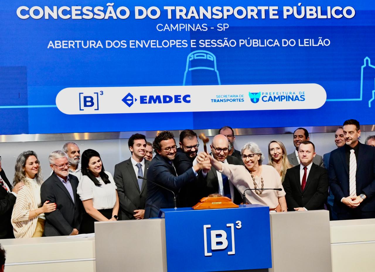 Prefeito Dário Saadi e secretários dão martelada simbólica que marcou o fim do leilão do transporte público