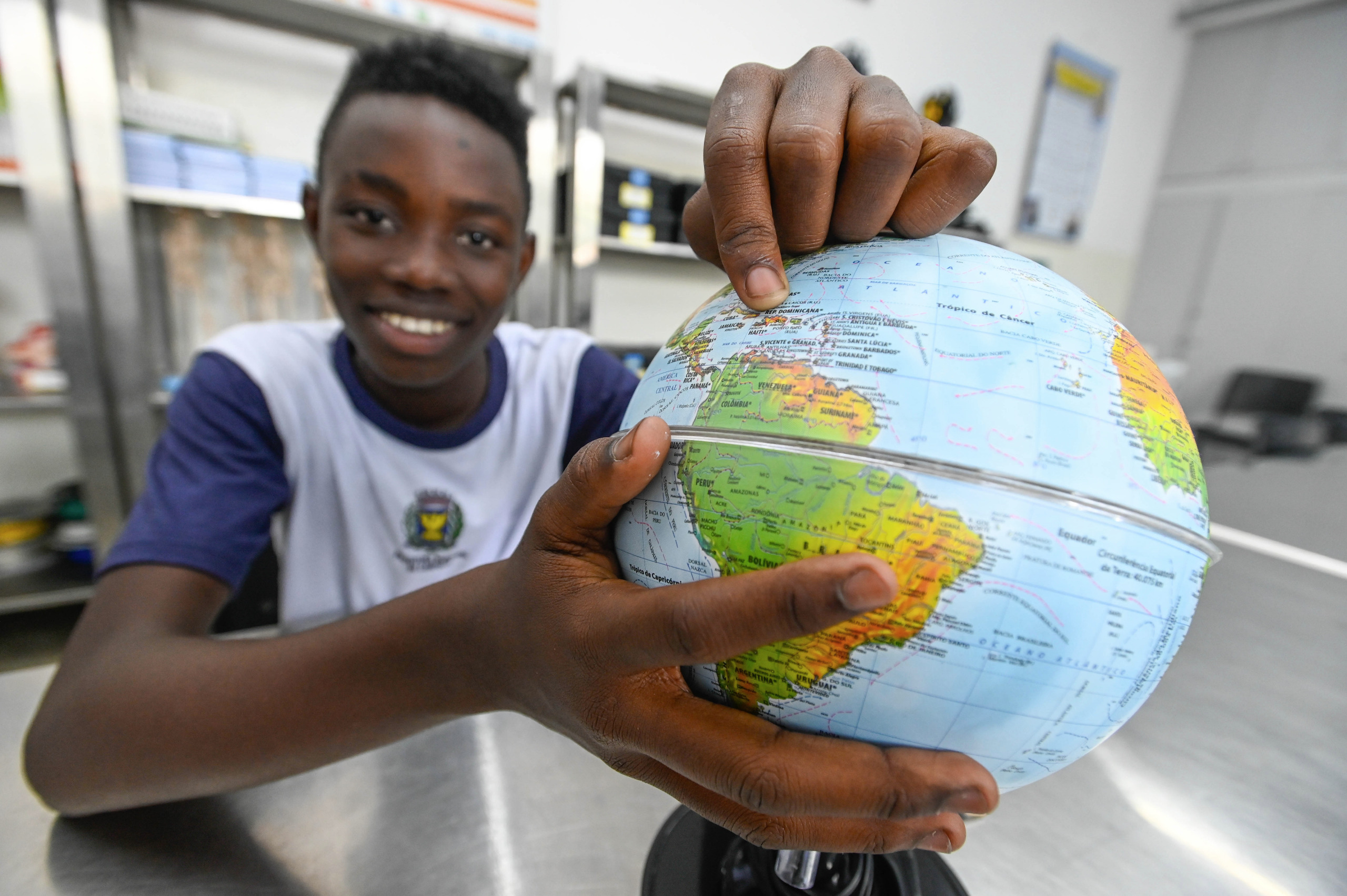 O estudante haitiano Renald Edouarzin, na Emef/EJA Padre José Narciso Ehrenberg