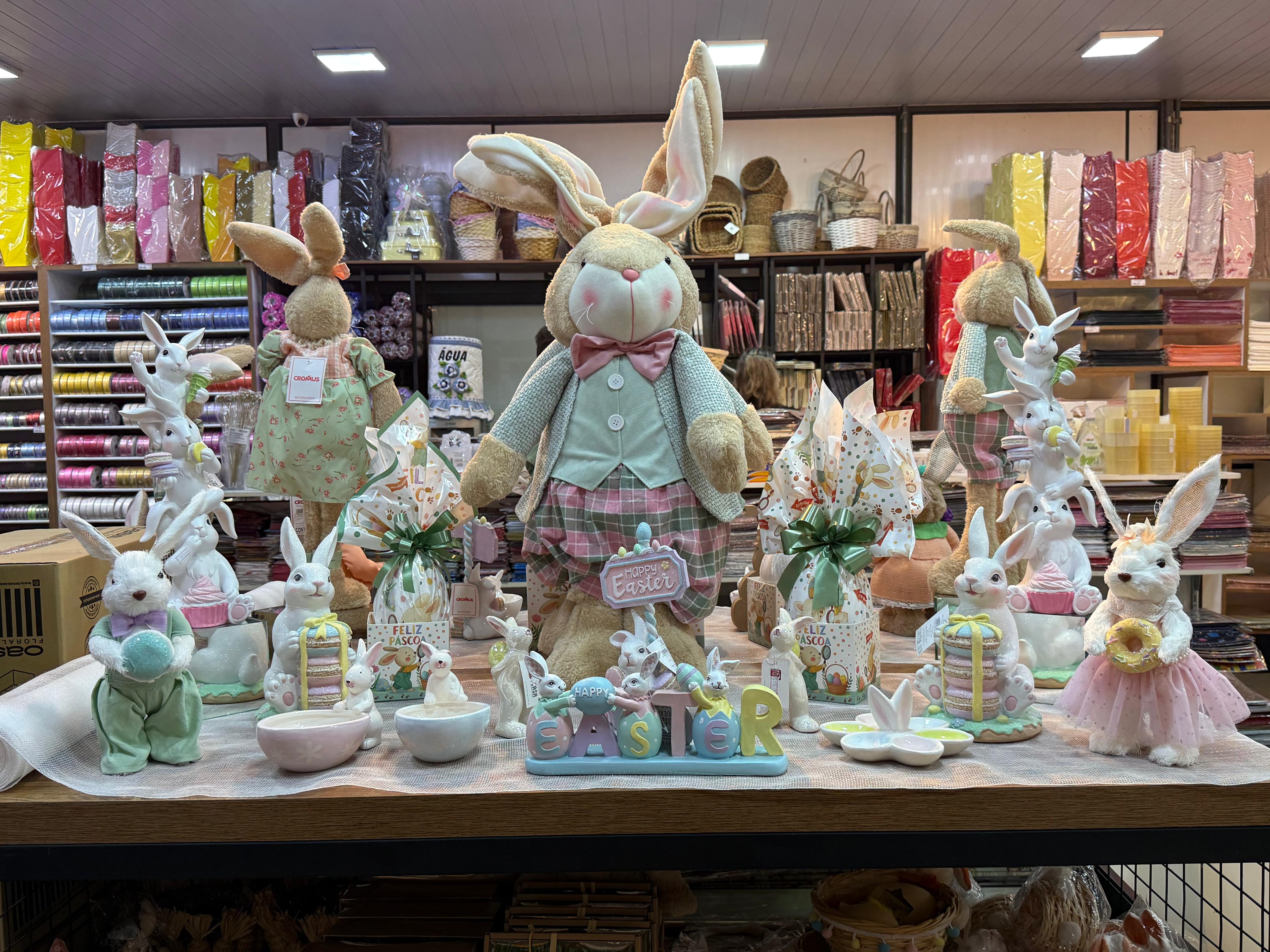  Entre os produtos disponíveis estão coelhos decorativos de diferentes tamanhos e materiais