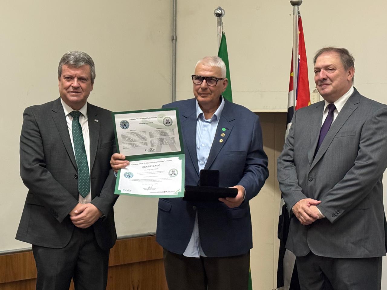 Secretário Ernesto Paulella (centro) com o secretário de Administração Penitenciária, Marcello Streifinger, e o diretor executivo da Funap, Mauro Lopes dos Santos: reconhecimento 