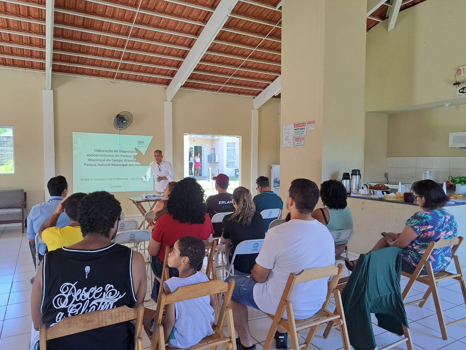Adegas conversa com os participantes sobre as diretrizes de gestão das unidades de conservação