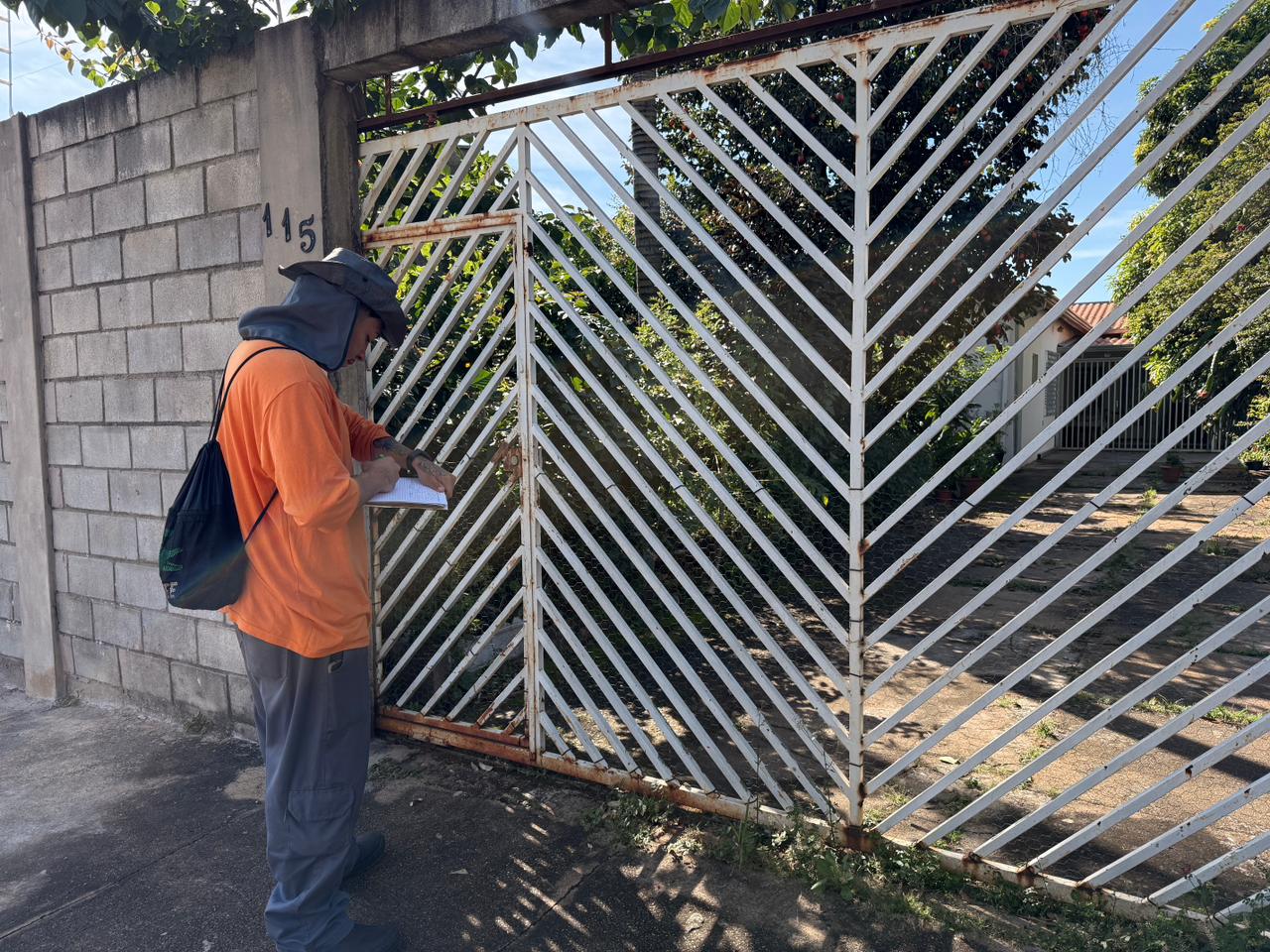 A colaboração da população é fundamental: receber o agente de saúde e verificar a própria casa