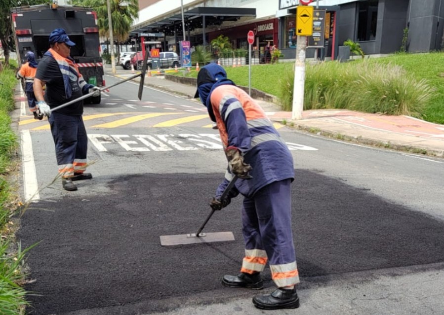 Ruas e avenidas do Parque Prado e do Parque São Martinho receberam, nesta quarta-feira, serviços para a recuperação do pavimento