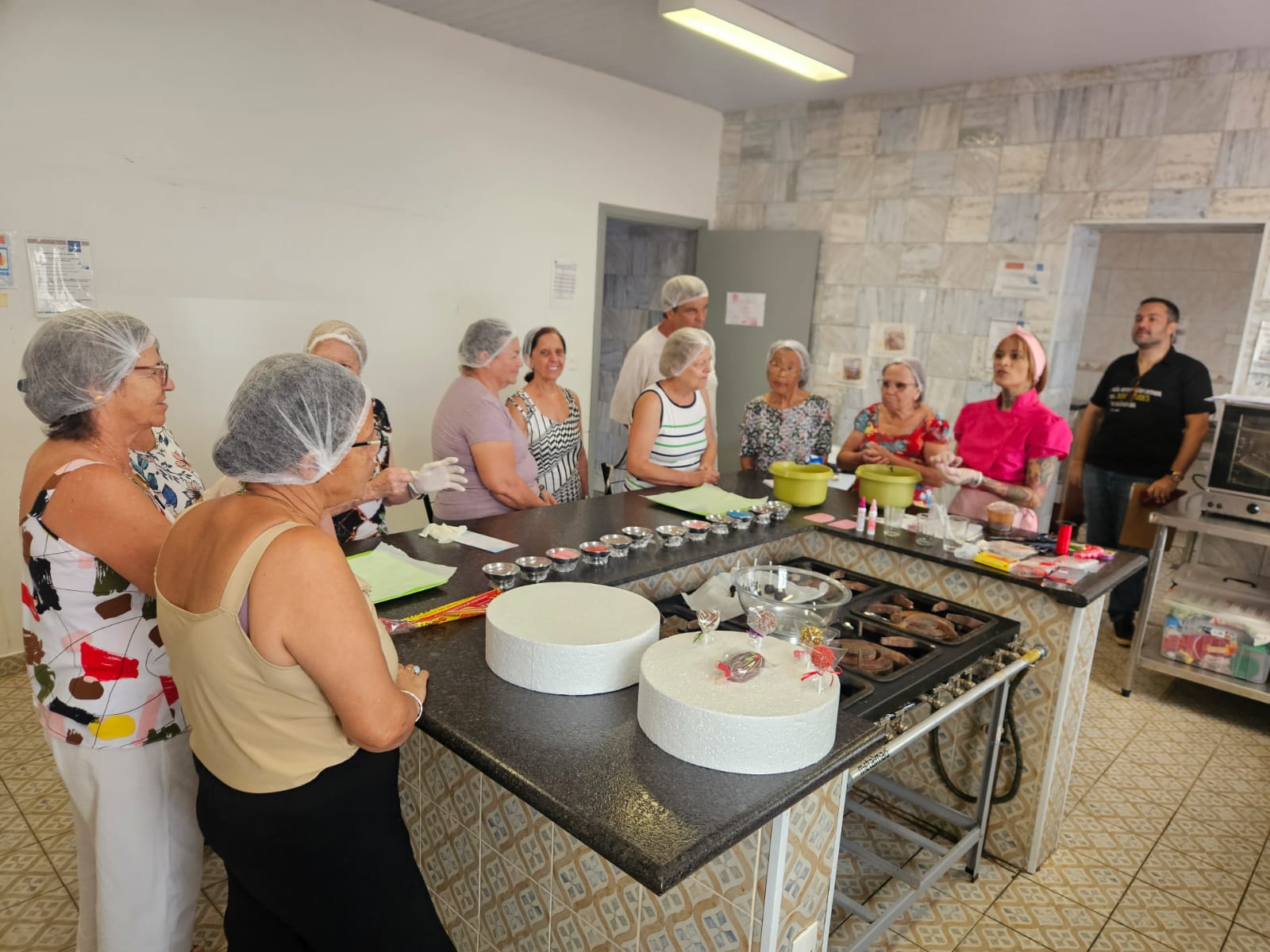Entre outras atividades, as oficinas ensinaram a fazer doces variados e bolos com recheios e cobertura