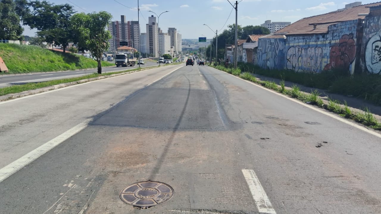 Na John Boyd Dunlop: manutenção em afundamento na pista no sentido centro/bairro