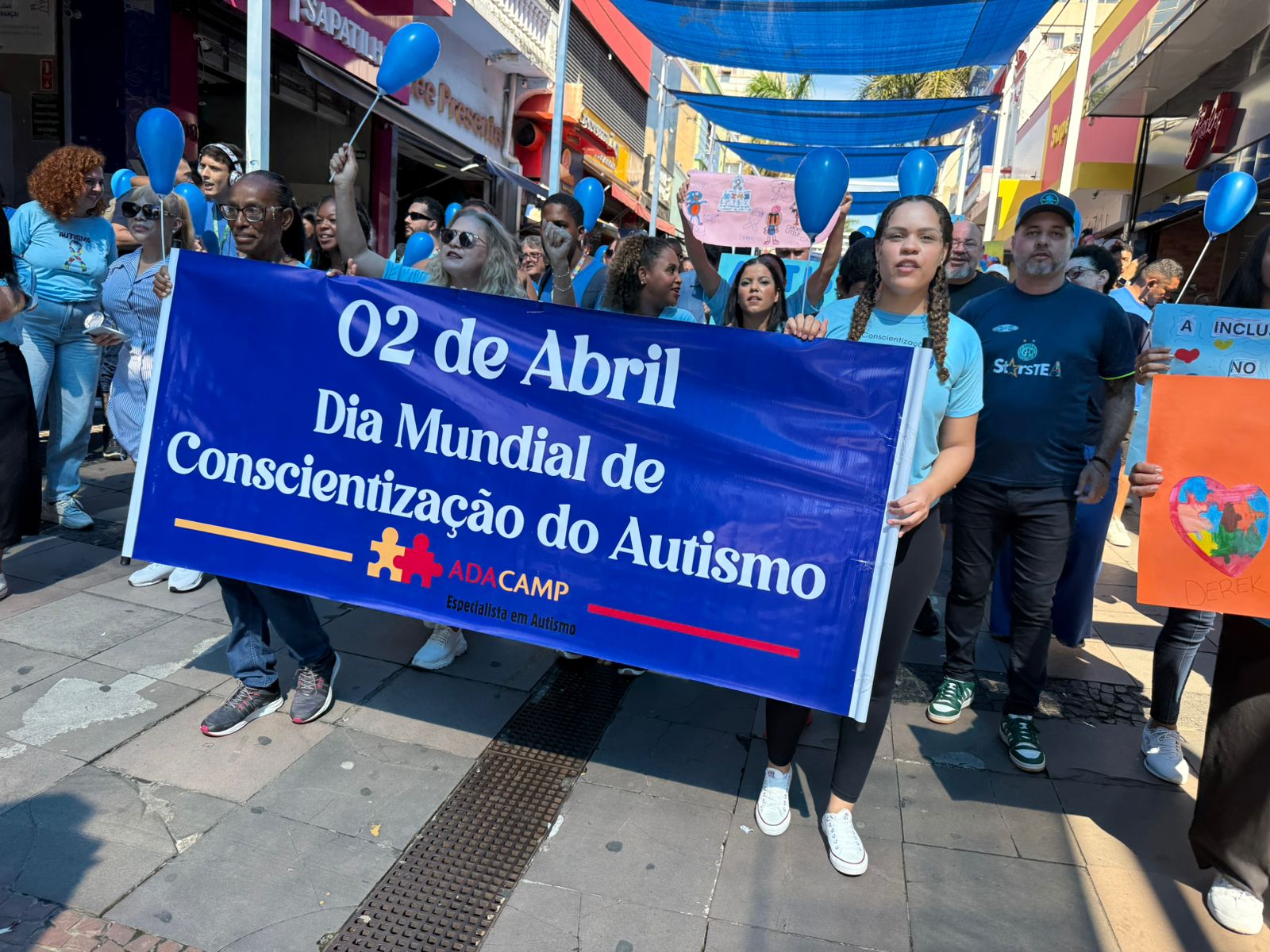 Participantes caminharam na Rua 13 de Maio reivindicando visibilidade e respeito para as pessoas com o Transtorno do Espectro Autista 