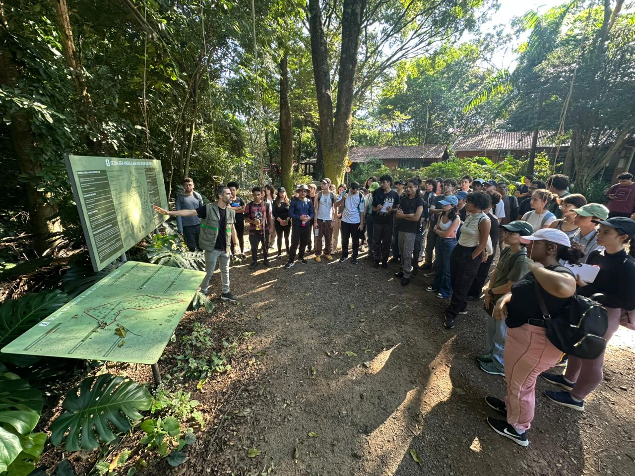Disciplina busca apresentar conceitos fundamentais da Ecologia, ao mesmo tempo em que incentiva os alunos a exercitarem a análise do ambiente natural