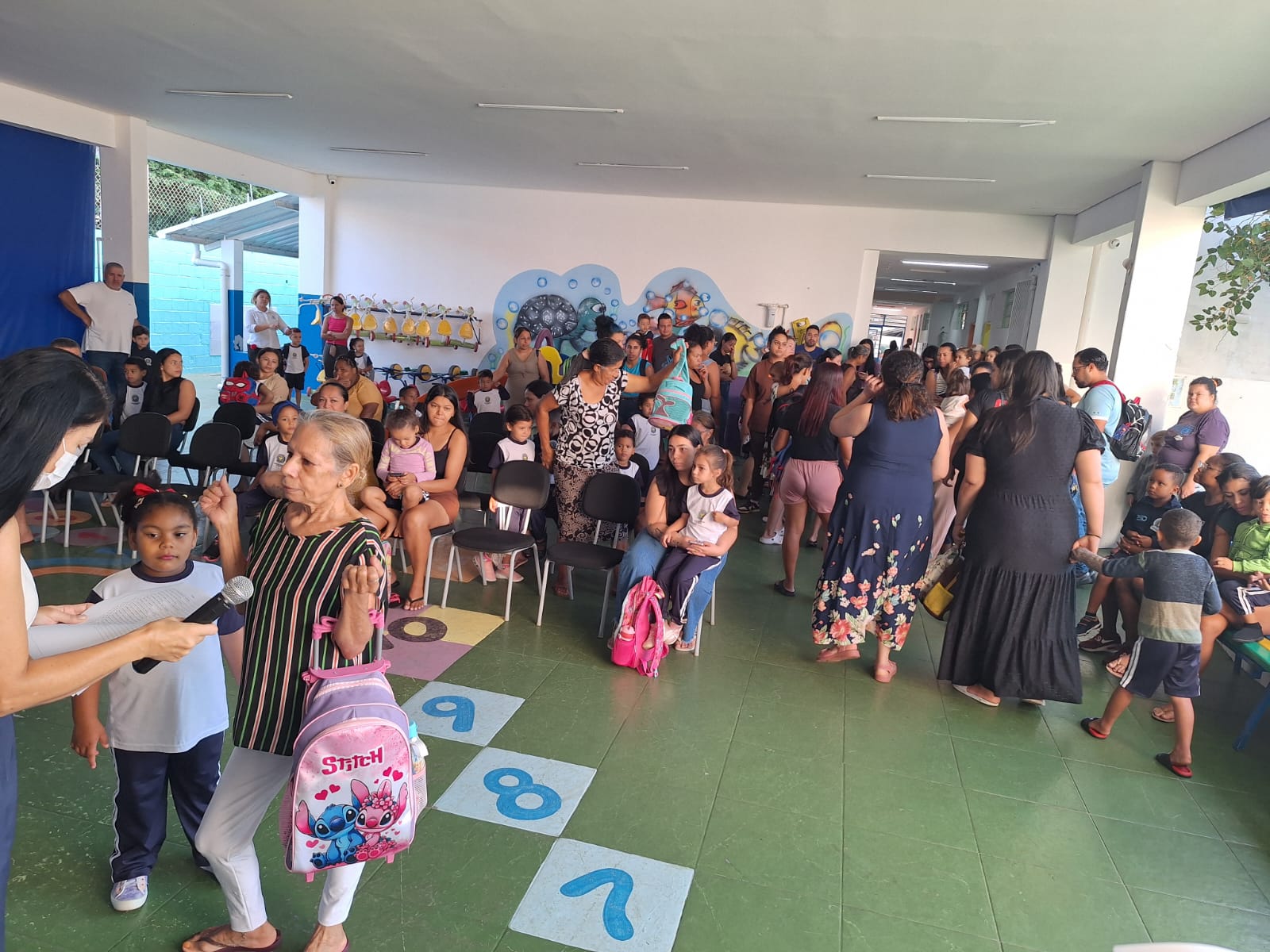 Famílias e alunos no CEI Domingos Walter Schimidt