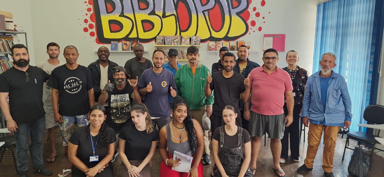 Usuários do Centro POP Sares II participaram do primeiro encontro da parceria com a PUC-Campinas; a equipe sentada é formada por acadêmicas da universidade e os demais participantes são usuários do serviço e a professora Tatiana Slonczewski está em pé, à direita, de camisa florida
