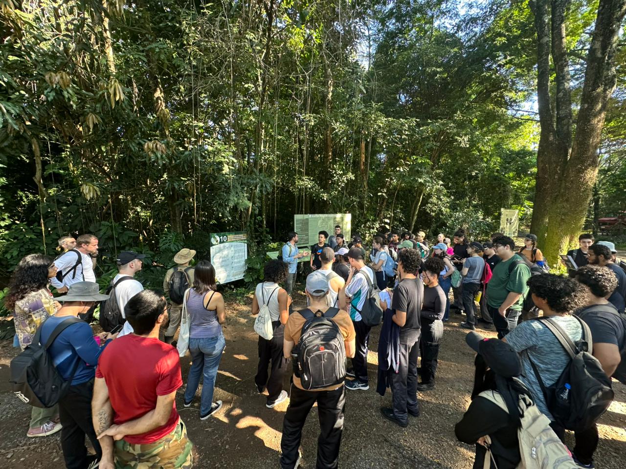 Mata de Santa Genebra recebe, na manhã deste sábado, dia 11 de abril, grupo de 15 estudantes da PUC-Campinas para aula prática em meio à floresta