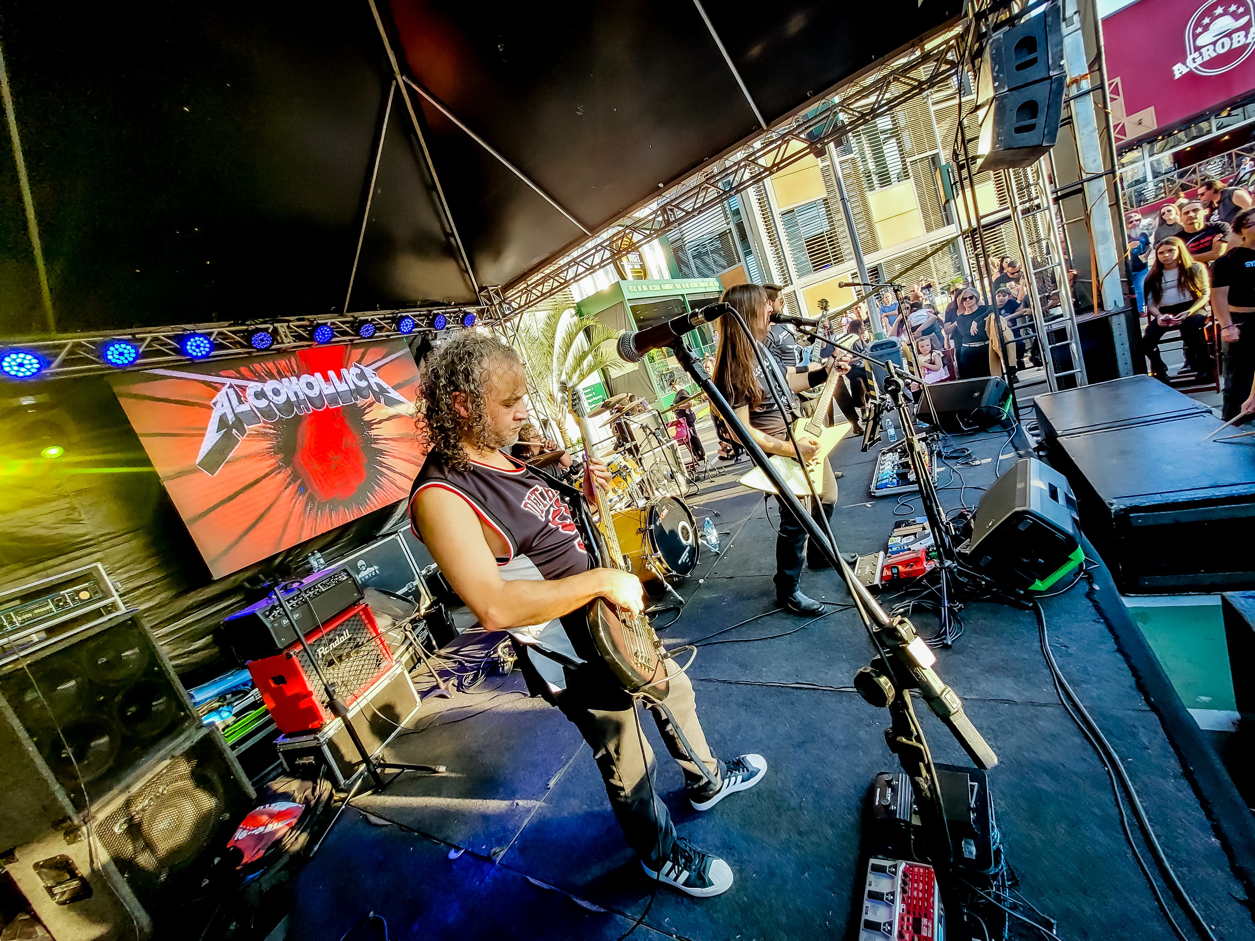 Bandas caracterizadas pelos sons potentes, grandiosos e complexos e guitarras icônicas proporcionarão viagem musical por diferentes gerações do rock