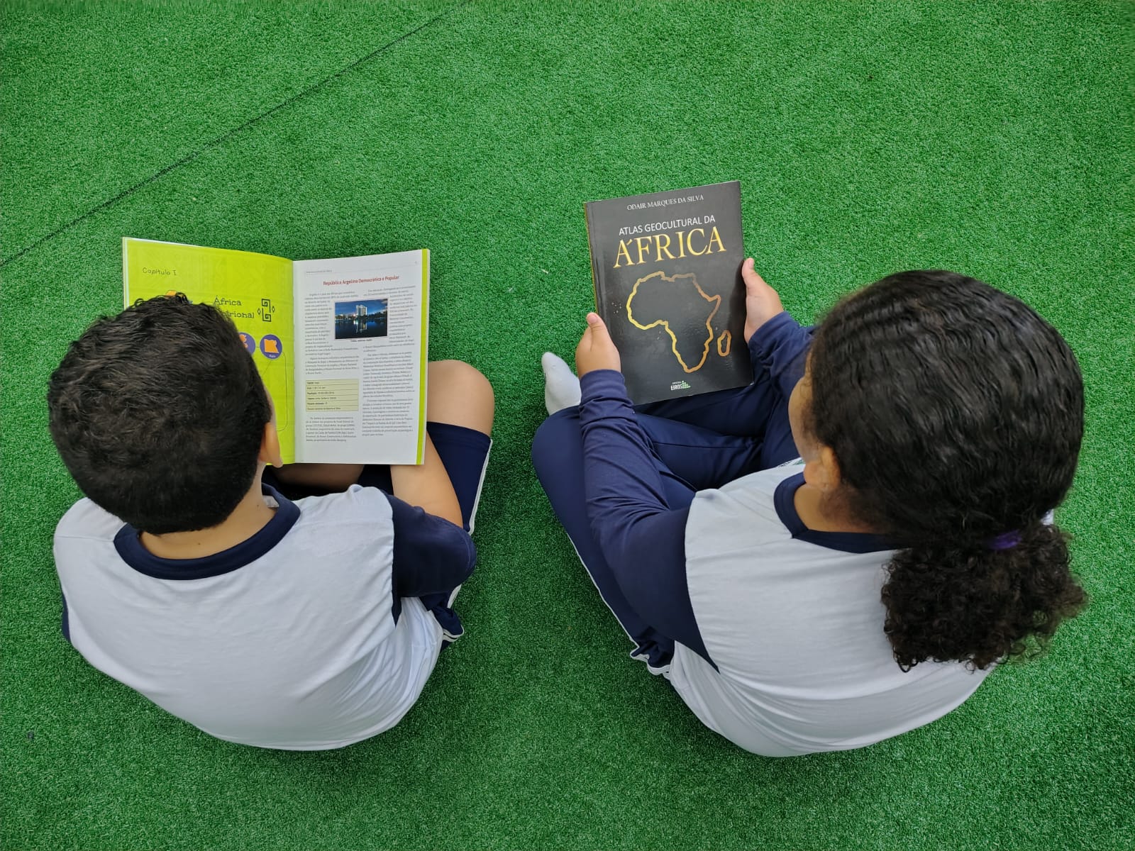 Estudantes com o livro Atlas Geocultural da África