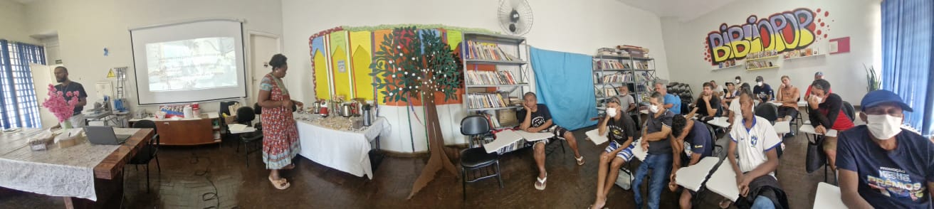 Foto 180º mostra a disposição da biblioteca do Centro POP Sares durante a oficina sobre o café em Campinas
