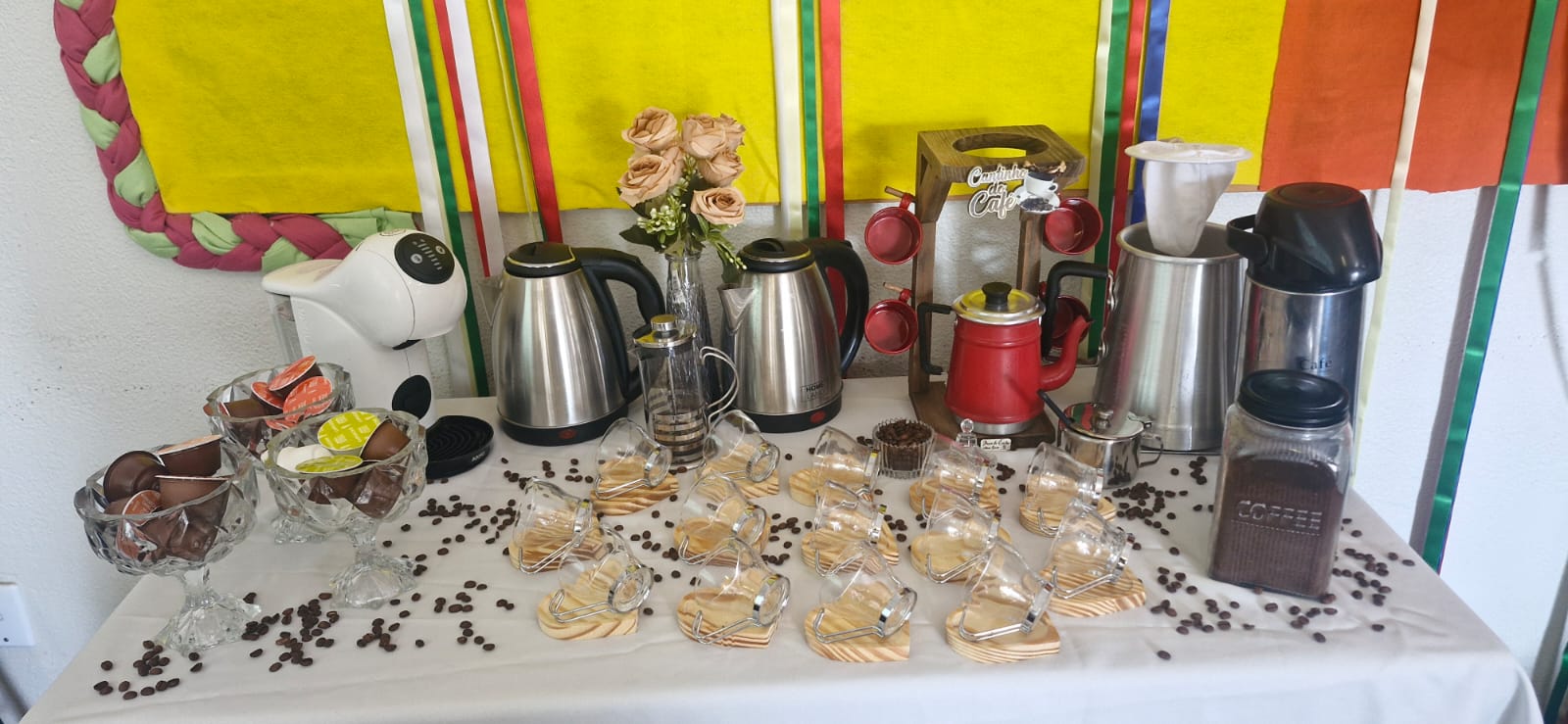 Os participantes conheceram as diferenças entre os grãos arábica e robusta, assim como as variáveis do preparo, como torra, moagem, temperatura da água e método de infusão