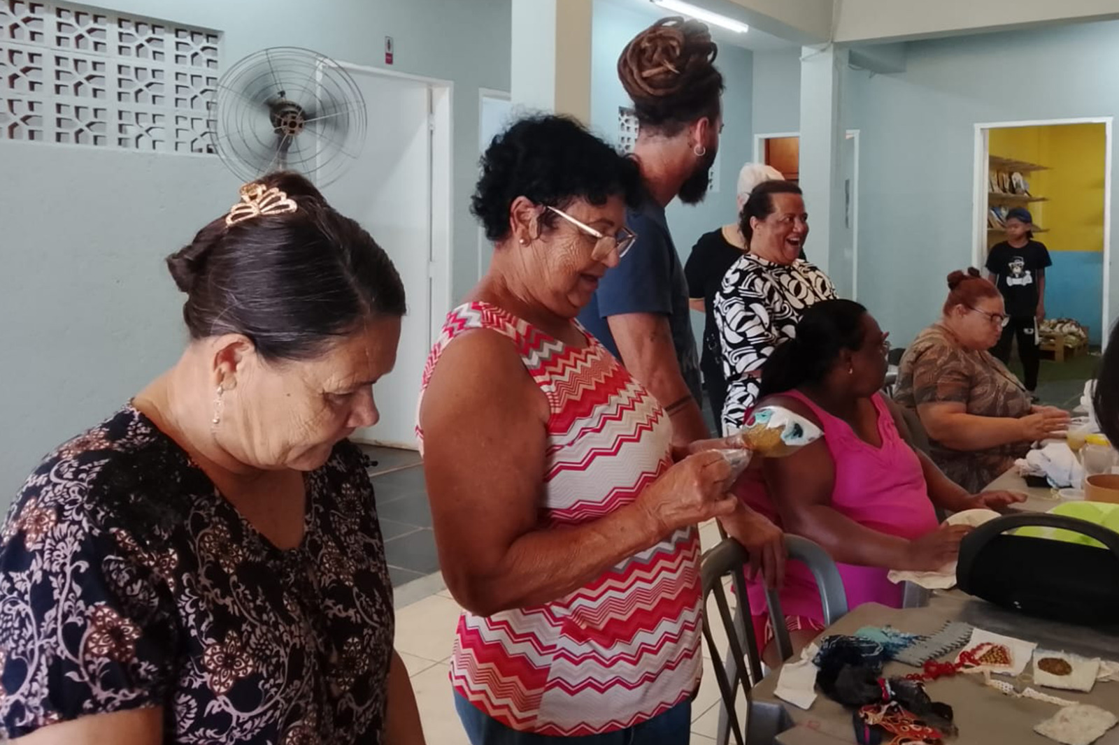 O projeto Ponto de Memórias promove encontros entre mulheres bordadeiras