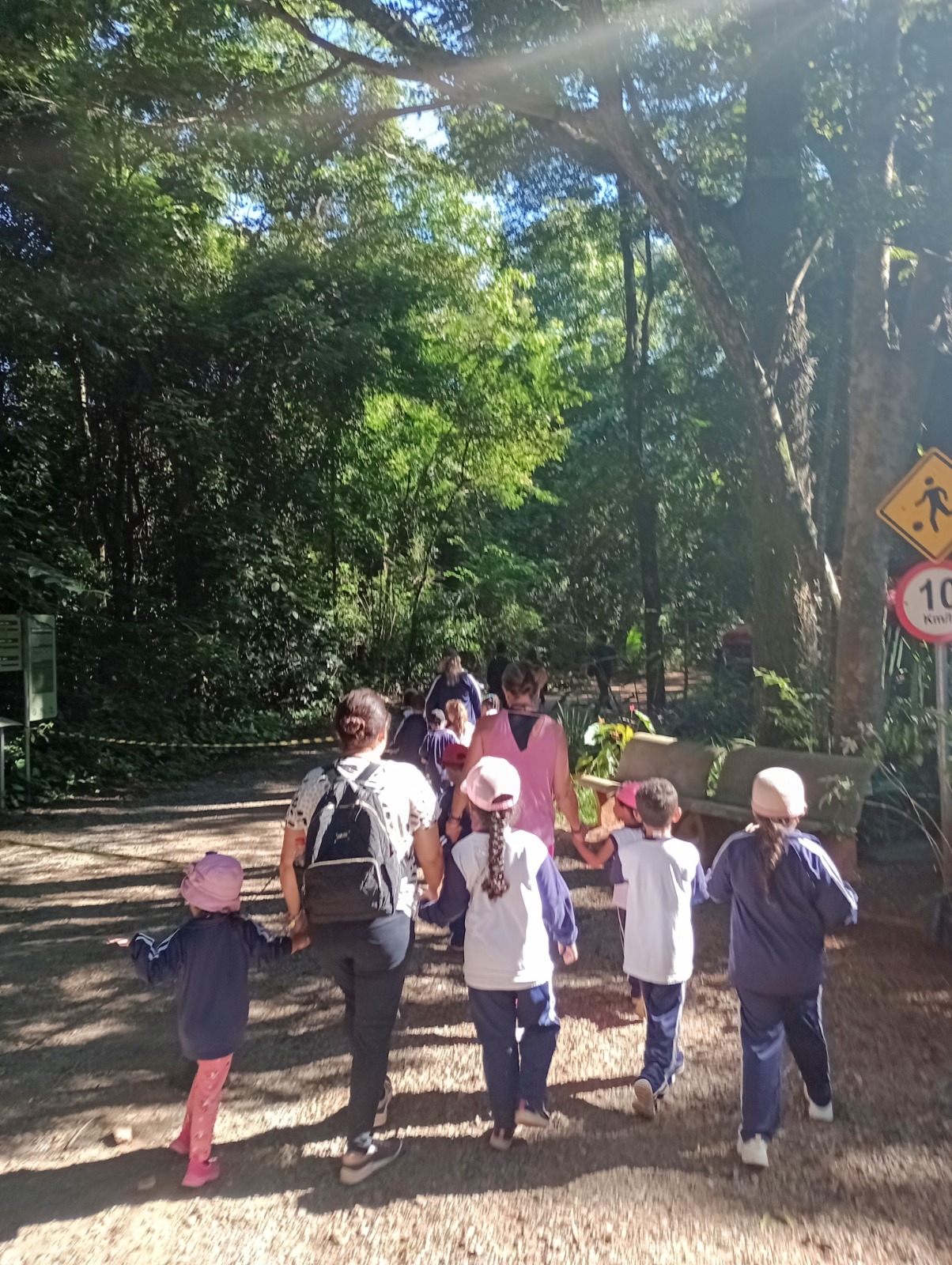 Visitas complementam o aprendizado desenvolvido em sala de aula, promovendo a educação ambiental de forma prática e lúdica.