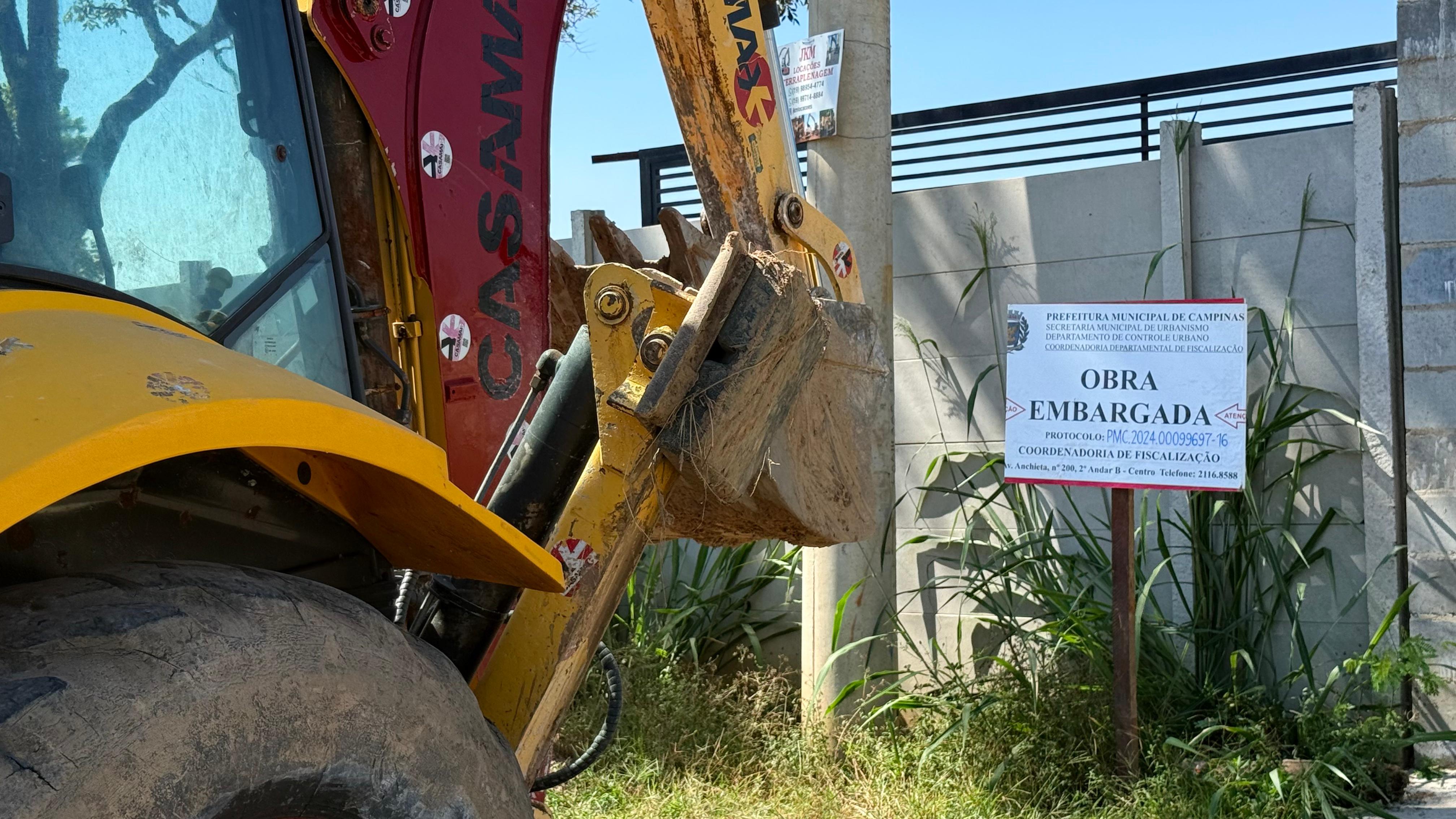 Placas foram instaladas para notificação sobre irregularidade nas obras; ações cumprem determinação do MP