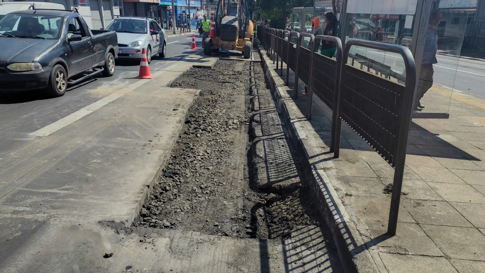 Dois trechos da avenida Senador Saraiva, uma das principais vias da região central, receberam recapeamento, que é a substituição da camada superficial do pavimento