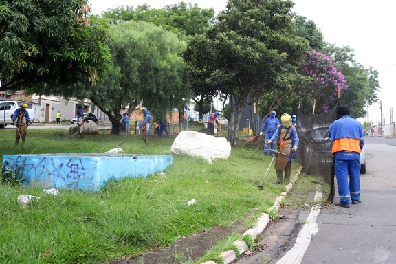 Mutirão de limpeza que chega ao Jardim Bassoli foi realizado em mais de 30 bairros este ano