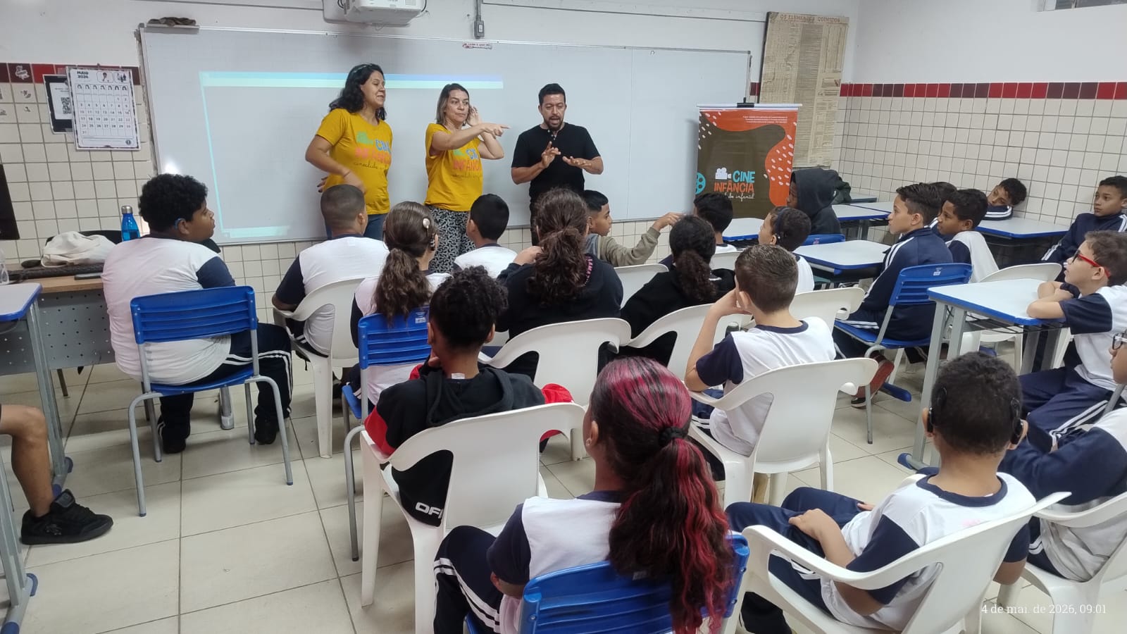 Alunos da EMEFEI Júlio de Mesquita participaram do projeto Cine Infância nesta segunda-feira, no qual foi apresentado o filme Ária