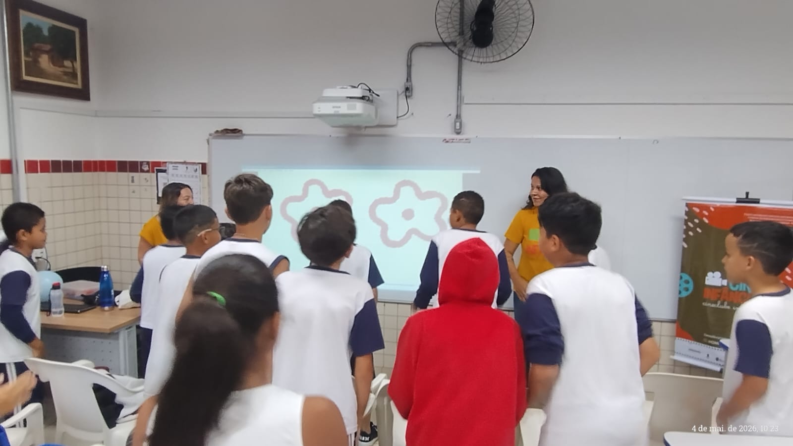Cine Infância é um projeto contemplado pelo Ficc que leva cineclube a escolas públicas;  crianças assistem filme e debatem sobre a história