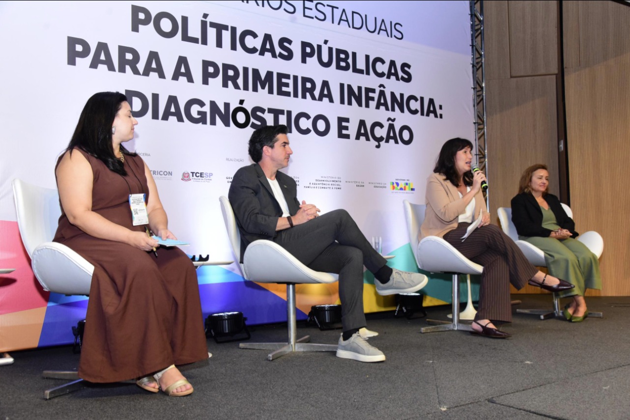 O encontro reuniu gestores, especialistas e representantes de diferentes municípios 
