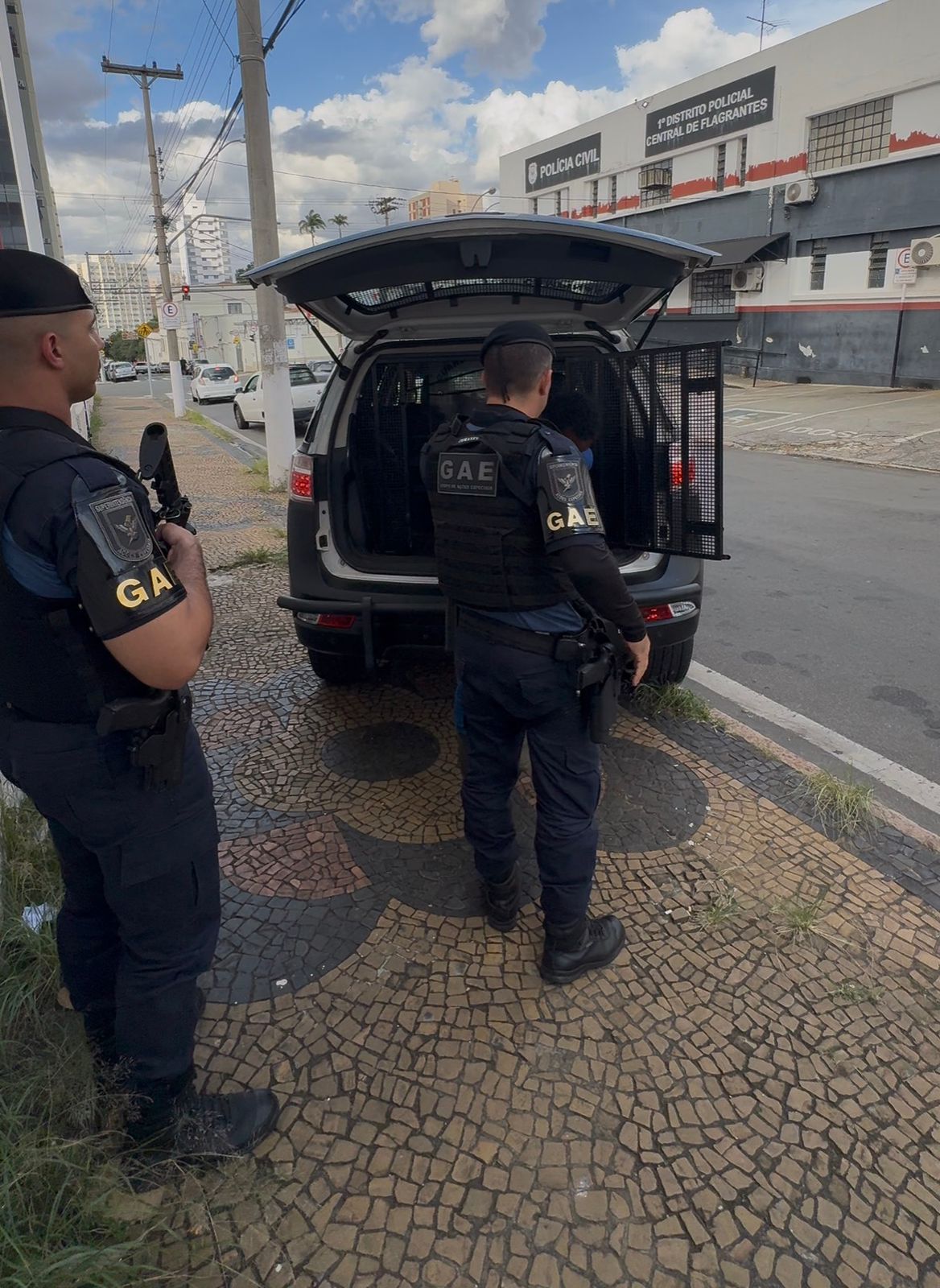 O homem violou a medida protetiva e agrediu a ex-companheira com diversos golpes de faca, na frente do seu filho. 