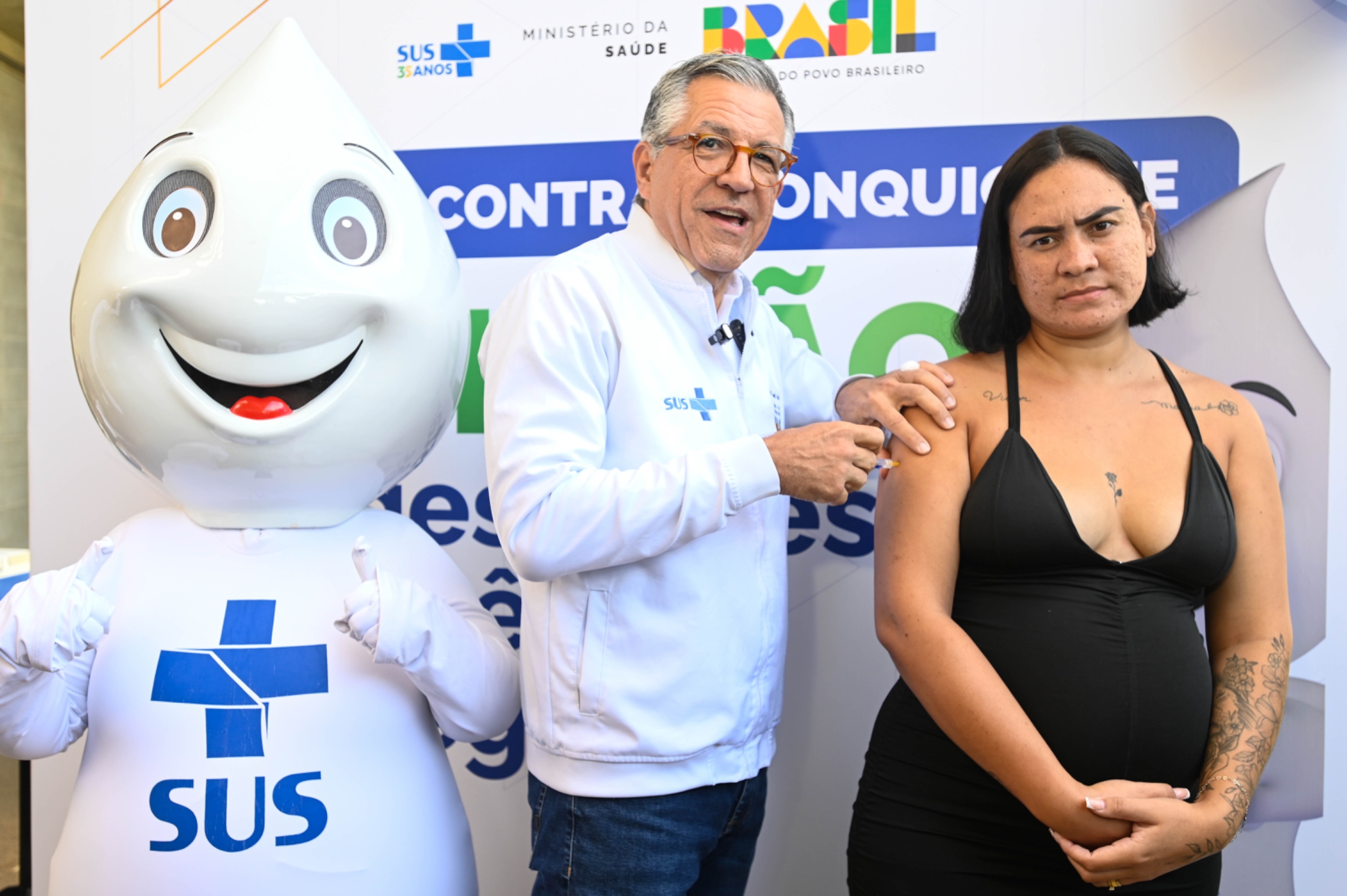 O ministro de Saúde, Alexandre Padilha, aplica vacina contra a bronquiolite na dona de casa Raissa Rodrigues