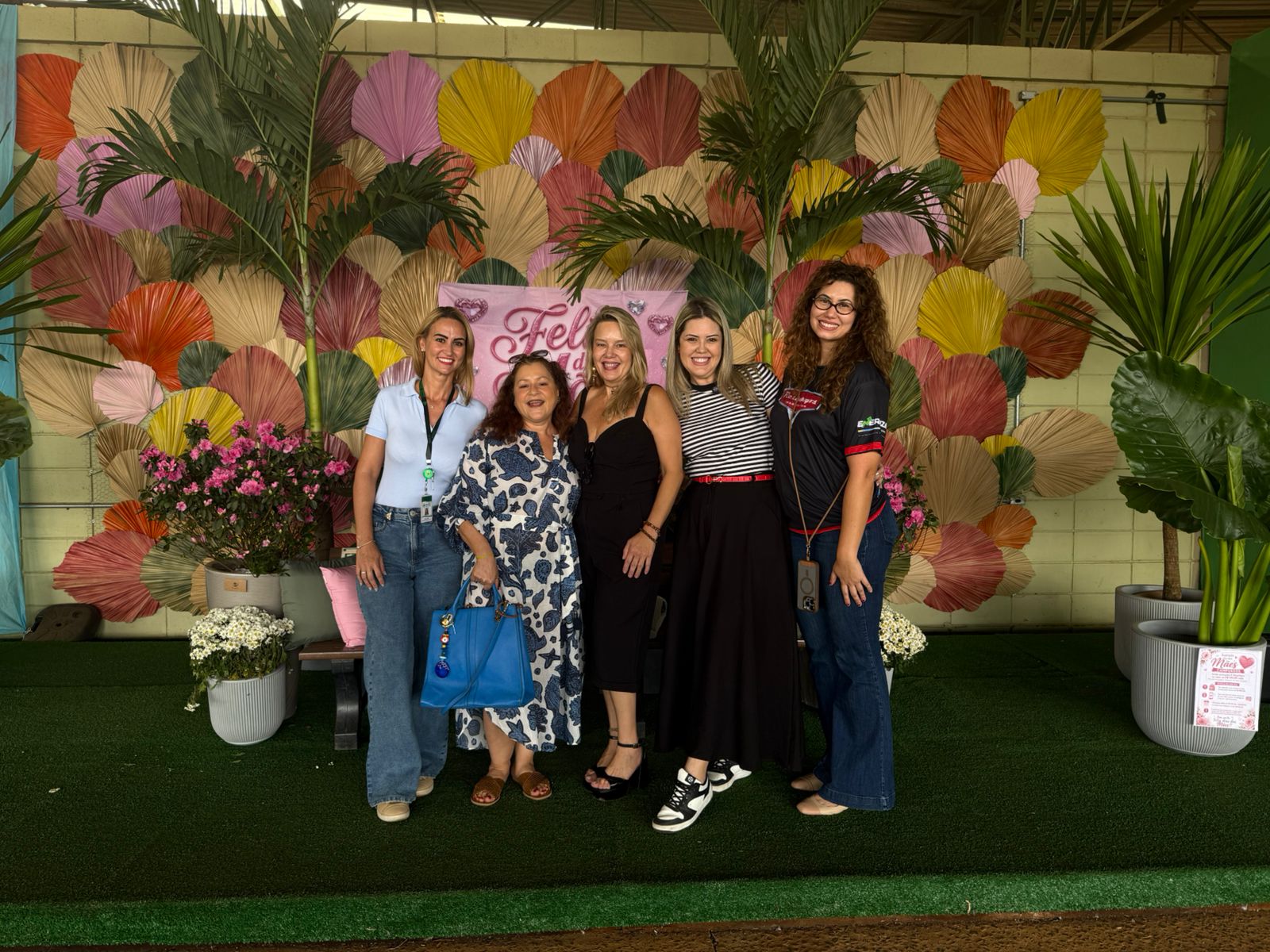 Frequentadoras e equipe da Prefeitura participaram das homenagens no Mercado de Flores