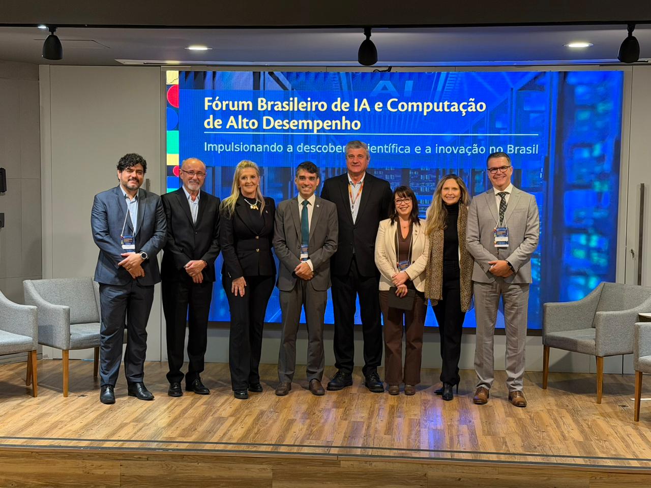 Secretária de Desenvolvimento, Adriana Flosi (terceira da esquerda para a direita) representa Campinas no encontro