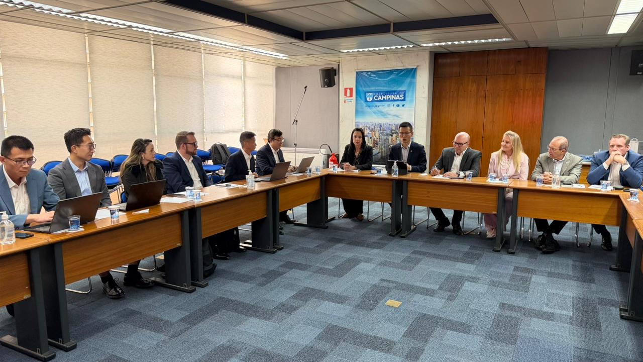 Prefeito e secretários receberam representantes da empresa chinesa na Sala Azul do Paço Municipal
