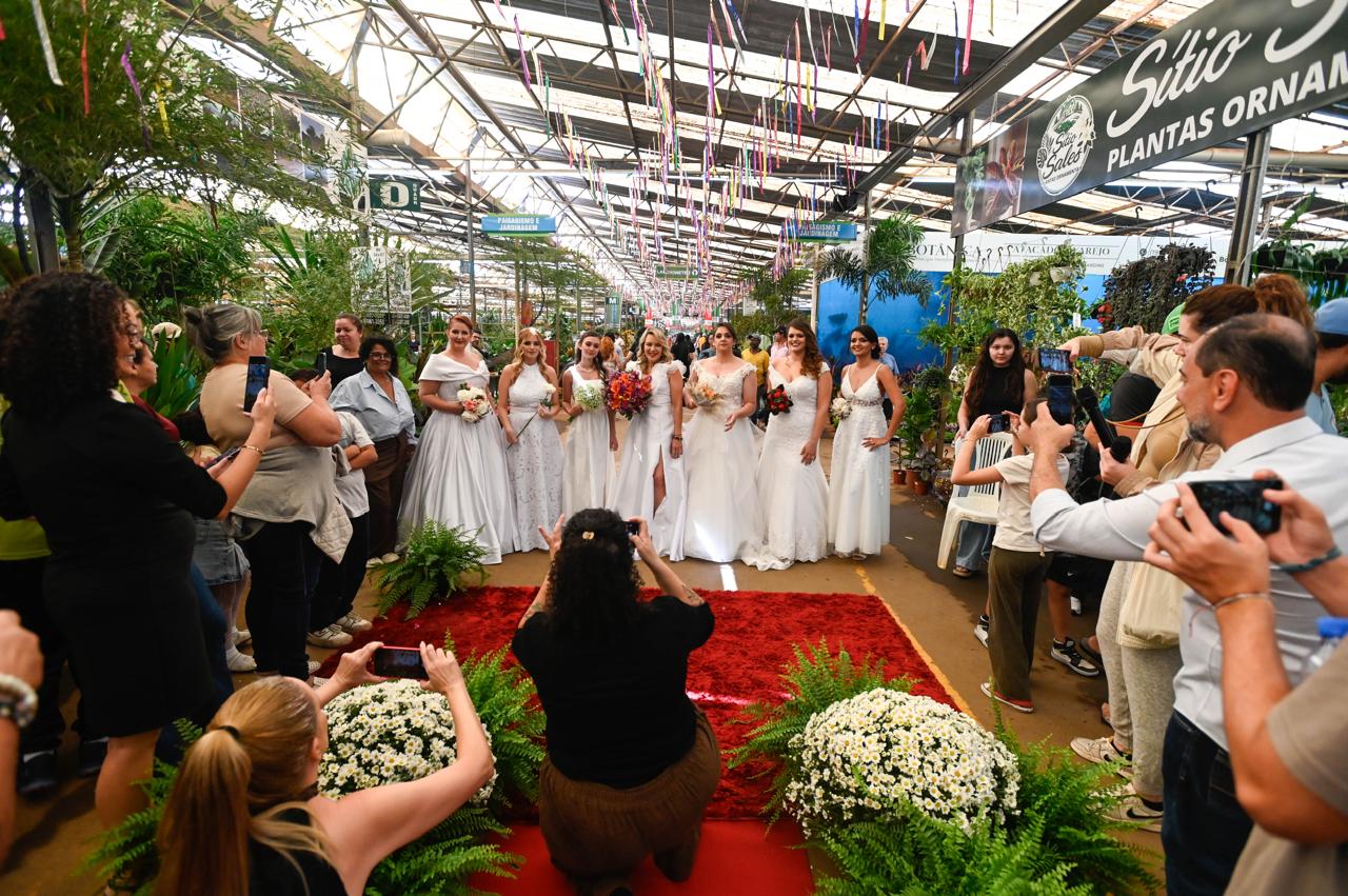 Um dos grandes destaques da feira foi o desfile de noivas, com vestidos assinados pela estilista Gislene Sanches, que apresentou modelos exclusivos e sofisticados
