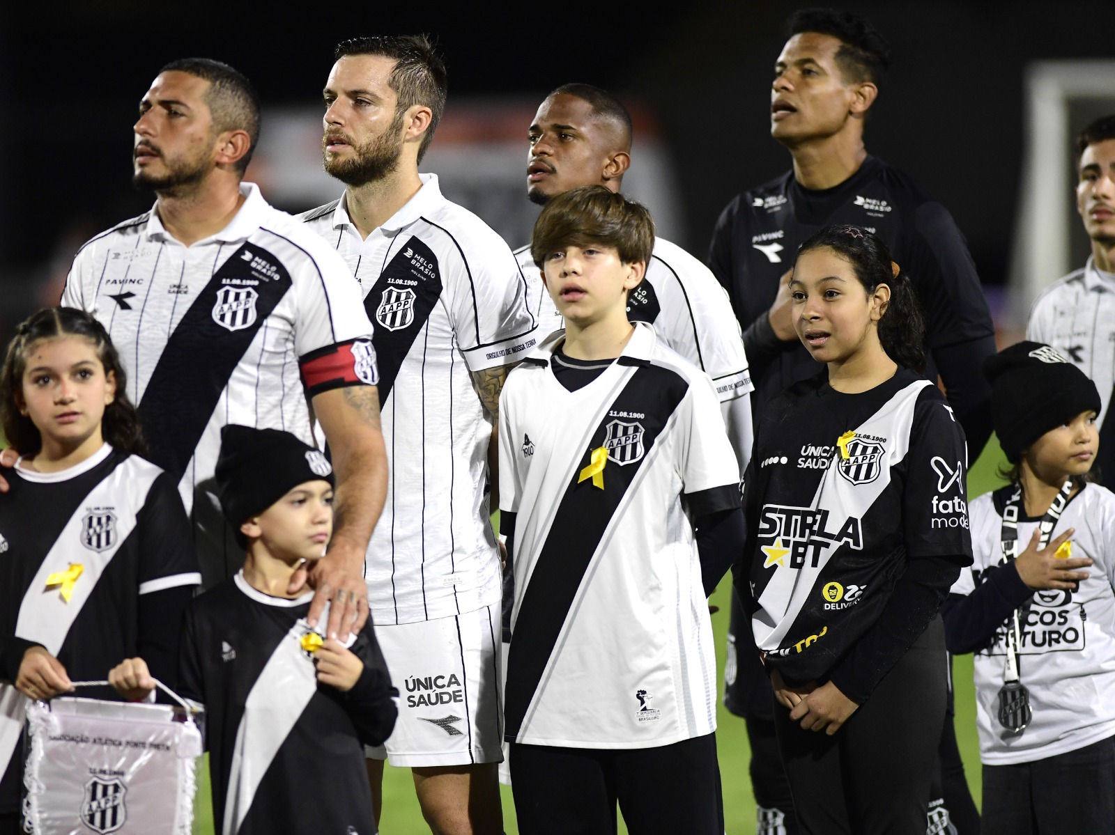 Laços amarelos em camisa de torcedores-mirins são símbolo do Maio Amarelo; jogo foi na noite desta segunda, 18 de maio