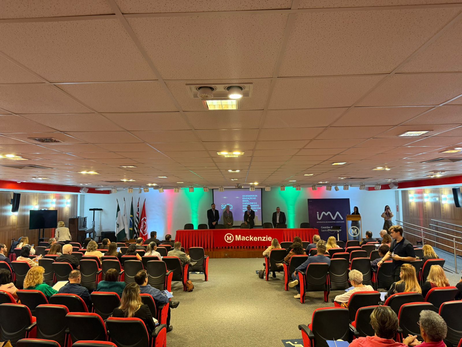 O evento reuniu representantes de 21 municípios