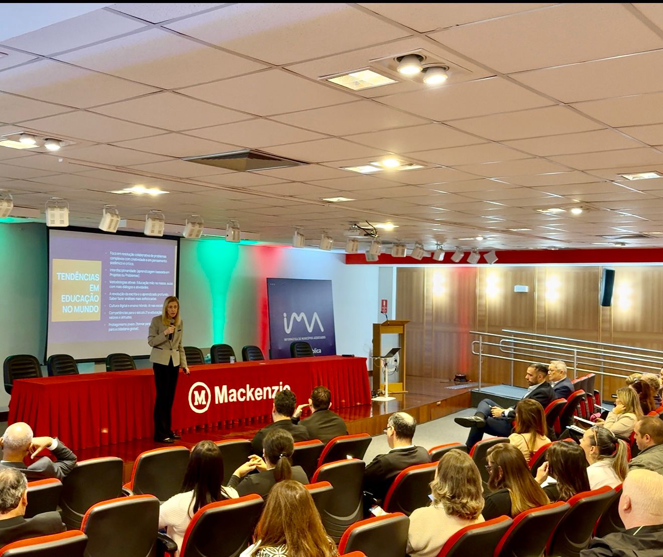 A palestra magna ficou a cargo da professora e gestora educacional Cláudia Costin, que abordou o novo Plano Nacional de Educação