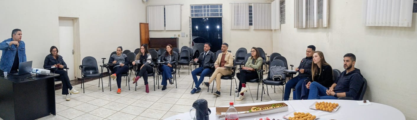 Os candidatos passam por capacitação e avaliação técnica antes de iniciarem o contato com os afilhados