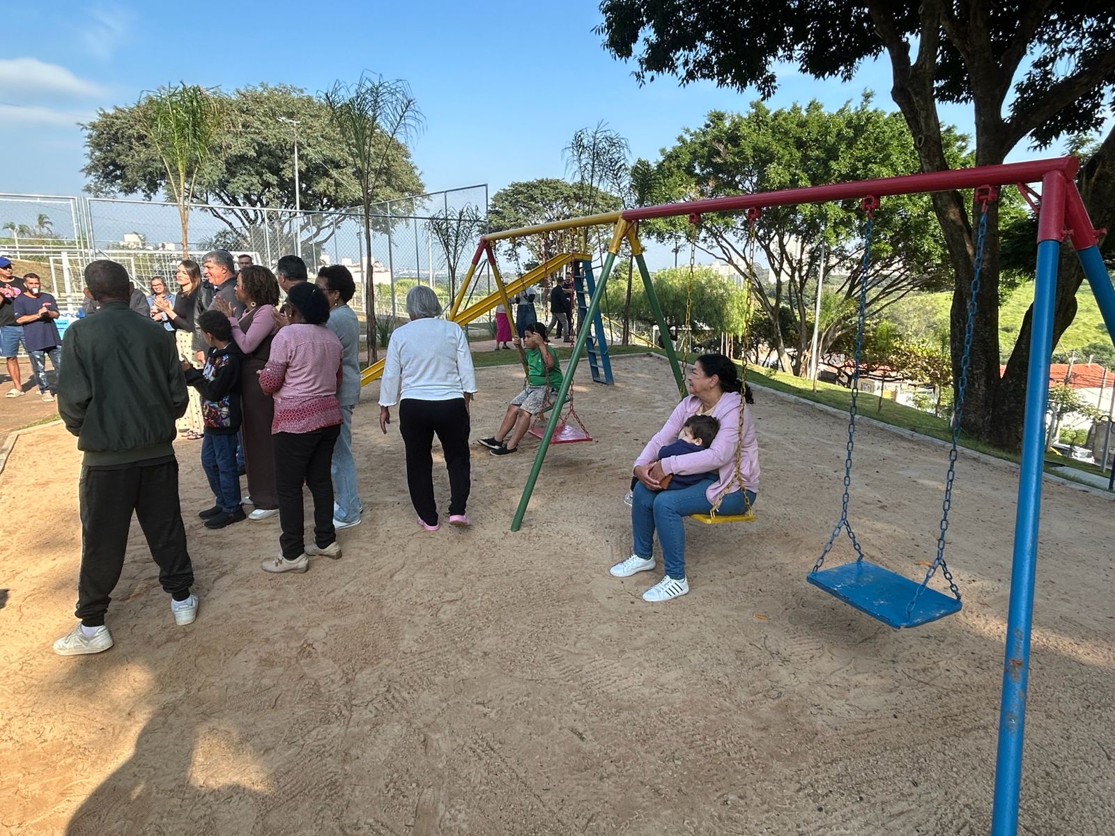 Praça revitalizada conta com playground, campo society de grama, quadra de areia para futevôlei, academia da terceira idade e outras melhorias