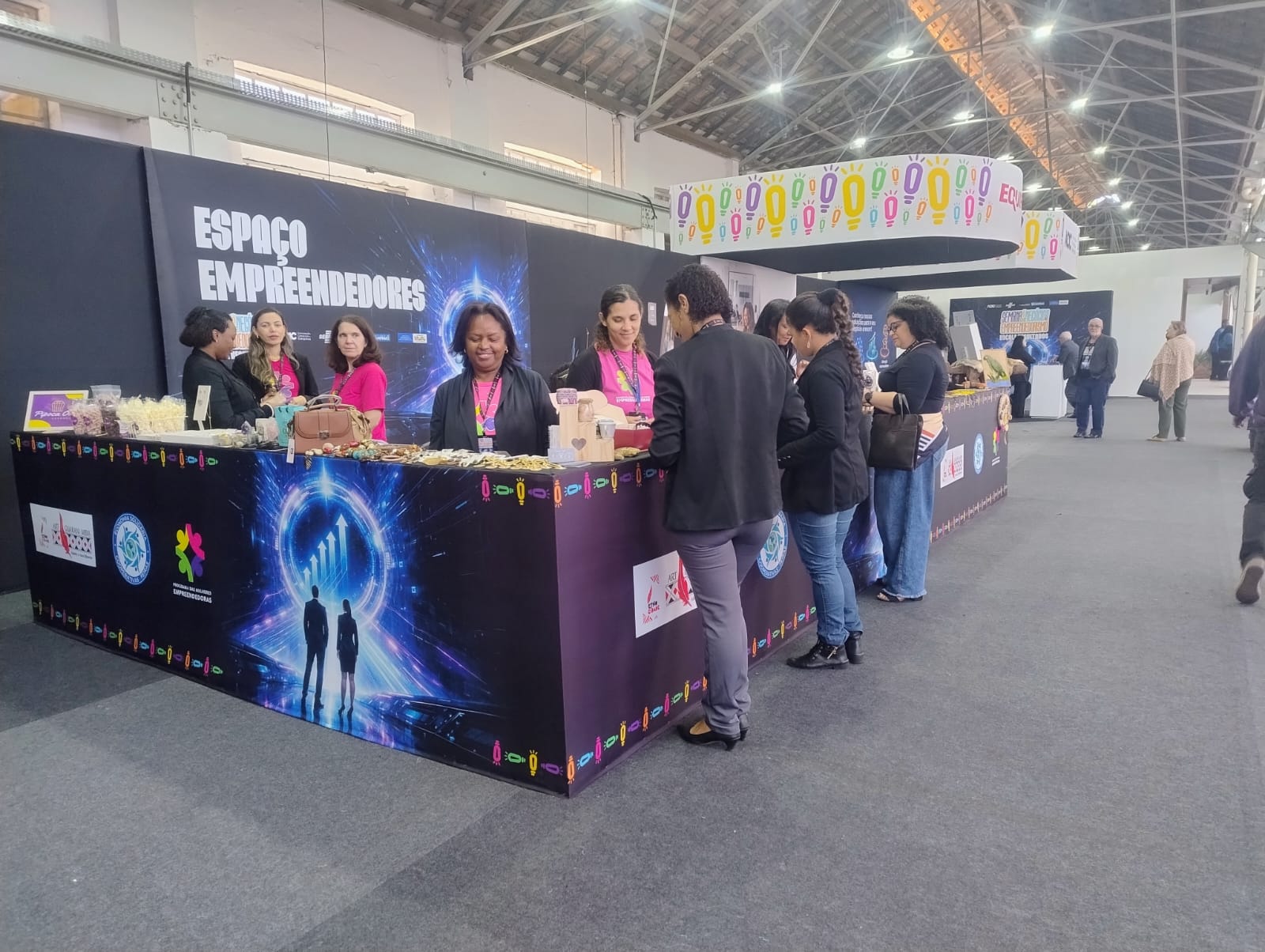 Estande próprio dá visibilidade para os produtos confeccionados por participantes do programa Mulheres Empreendedoras