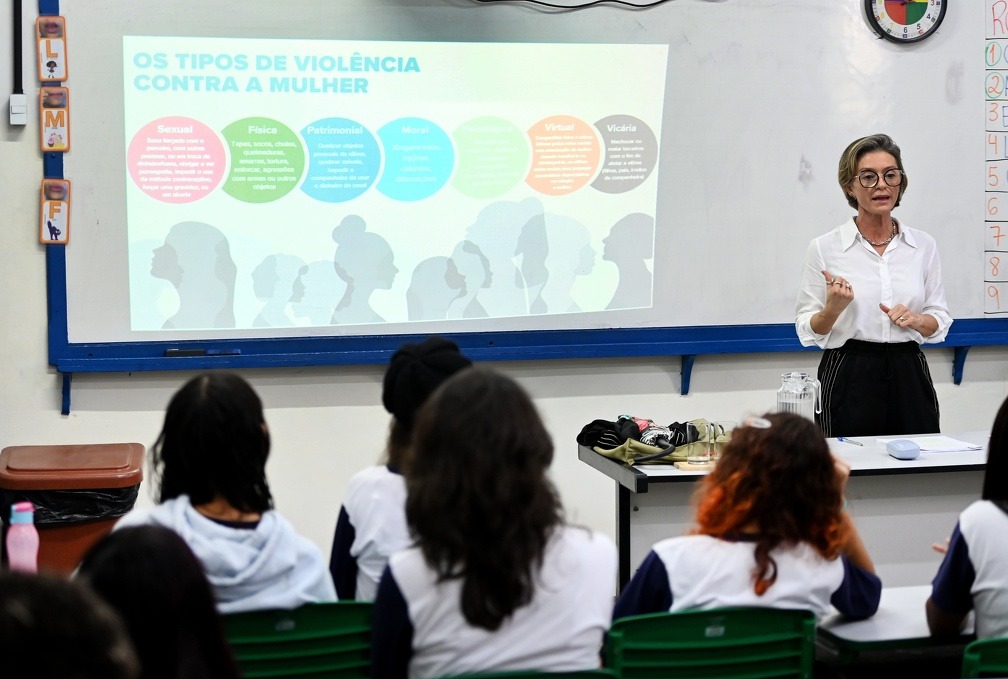 A promotora Gabriela Gnatos João Lima visitou uma escola municipal de Campinas