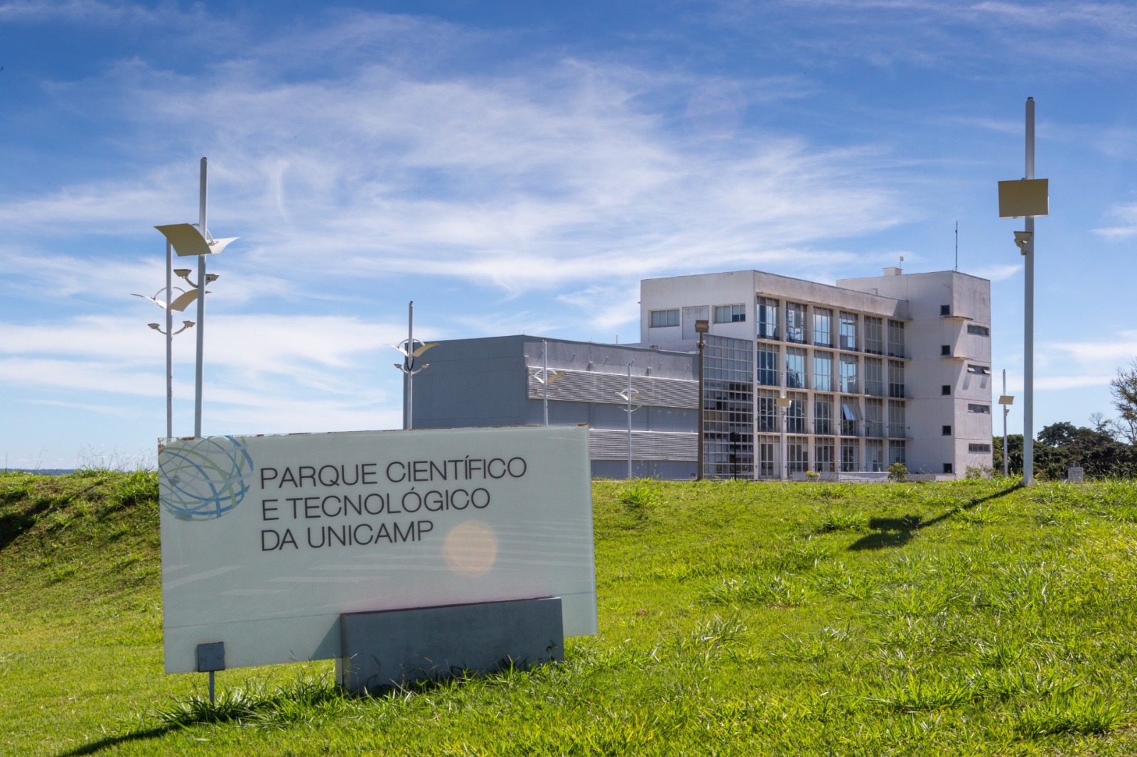 A Prefeitura de Campinas atua em parceria com o Inova Unicamp em diversos projetos, e também favorece as empresas com base tecnológica por meio de legislações específicas para o setor