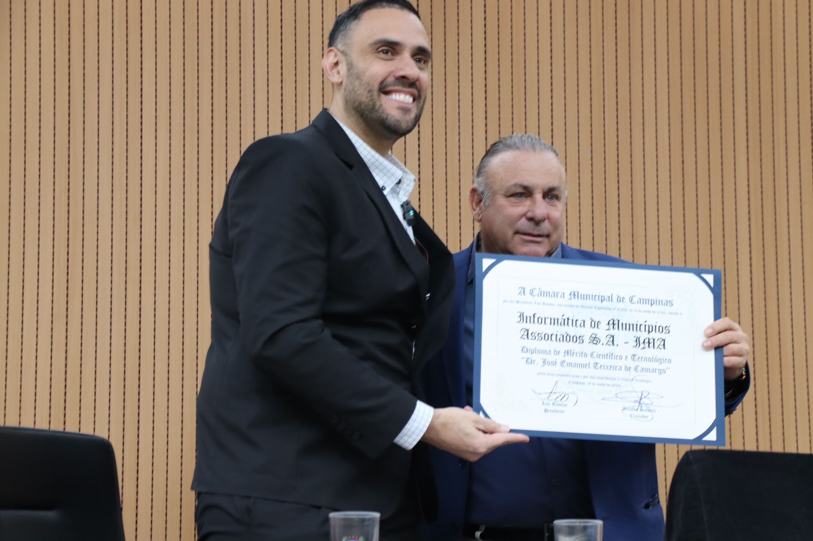 Presidente da IMA, Elias Tavares recebe diploma das mãos do vereador Arnaldo Salvetti, propositor da honraria