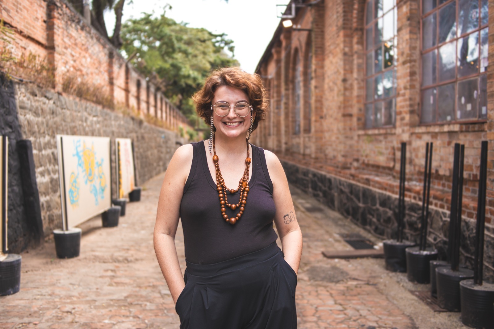 Cris Carvalho busca transformar a forma de ensinar, comunicar, criar eventos ou fazer palestras, usando as ferramentas do teatro