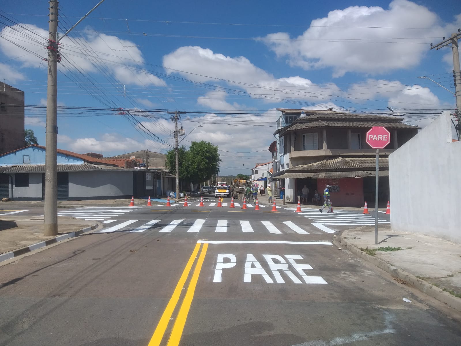 Trecho da rua Claudete Sandra da Silva recebe nova sinalização para operação em duplo sentido de circulação