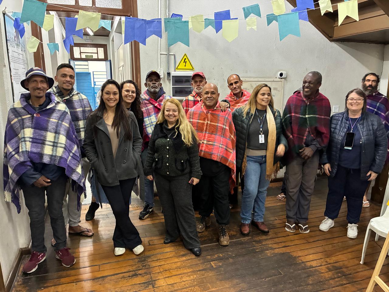 Ao final da atividade, cada participante saiu com o próprio poncho e com a experiência de ter produzido algo com as próprias mãos
