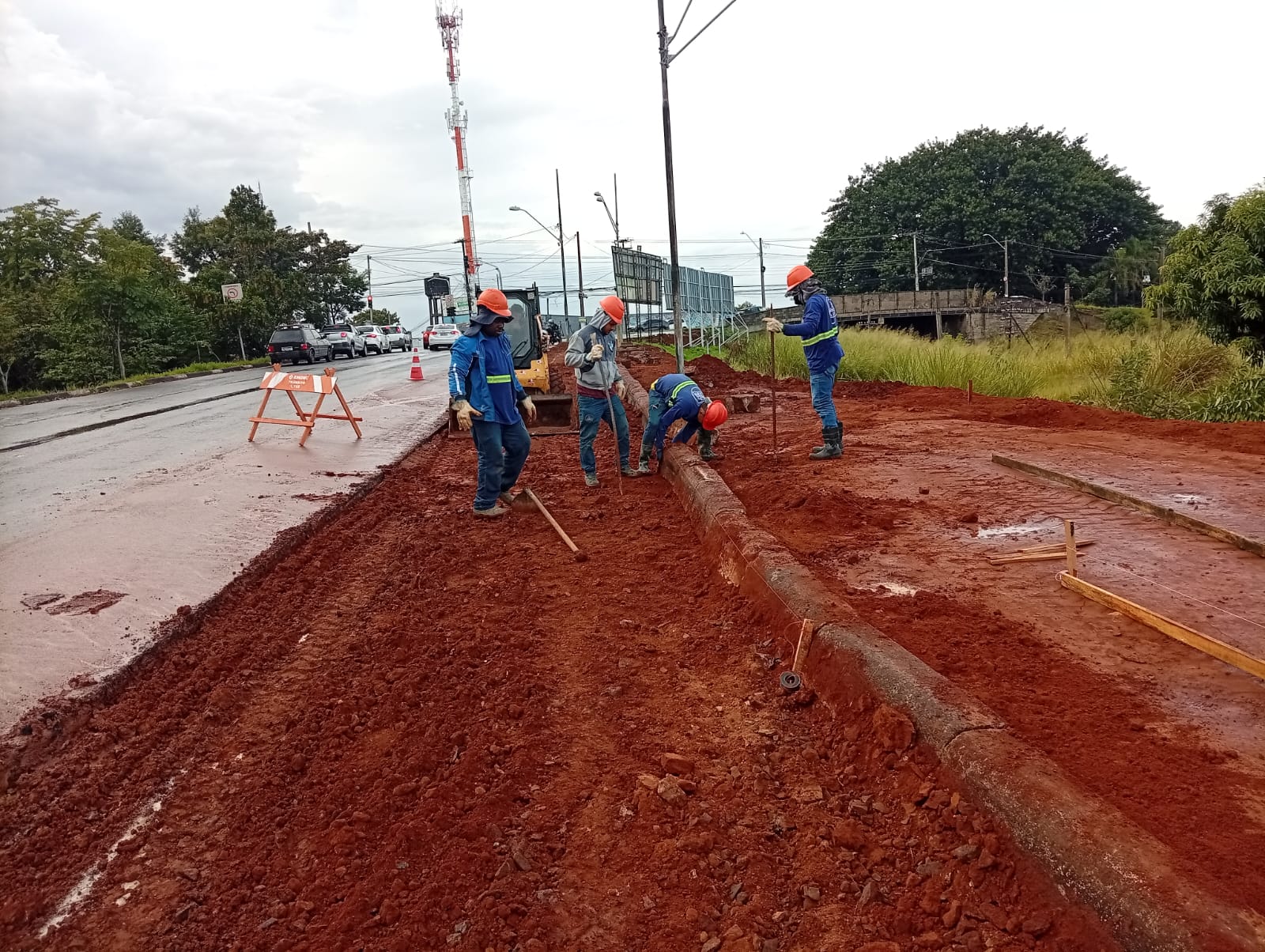 Intervenções incluem construção de calçadas e guias, manutenção de escadas, limpeza de bocas de lobo e instalação de canaletas