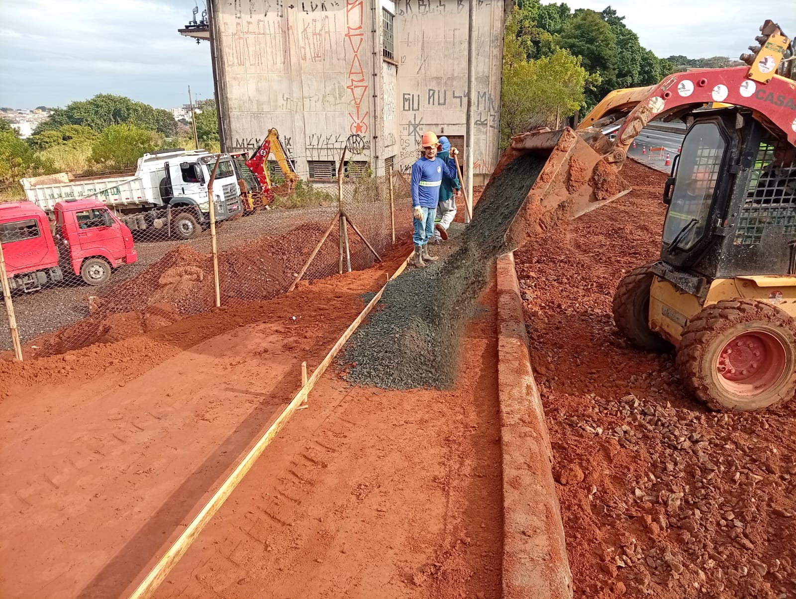 Retroescavadeira, rolo compactador e betoneira foram utilizados nos trabalhos