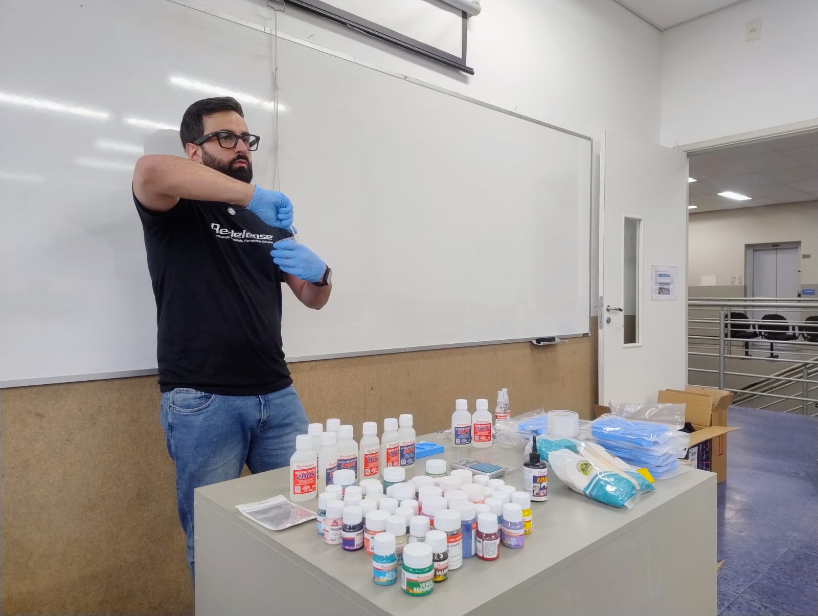 O instrutor Rafael Iacovella apresenta o material para as alunas e fala sobre as oportunidades no mercado 