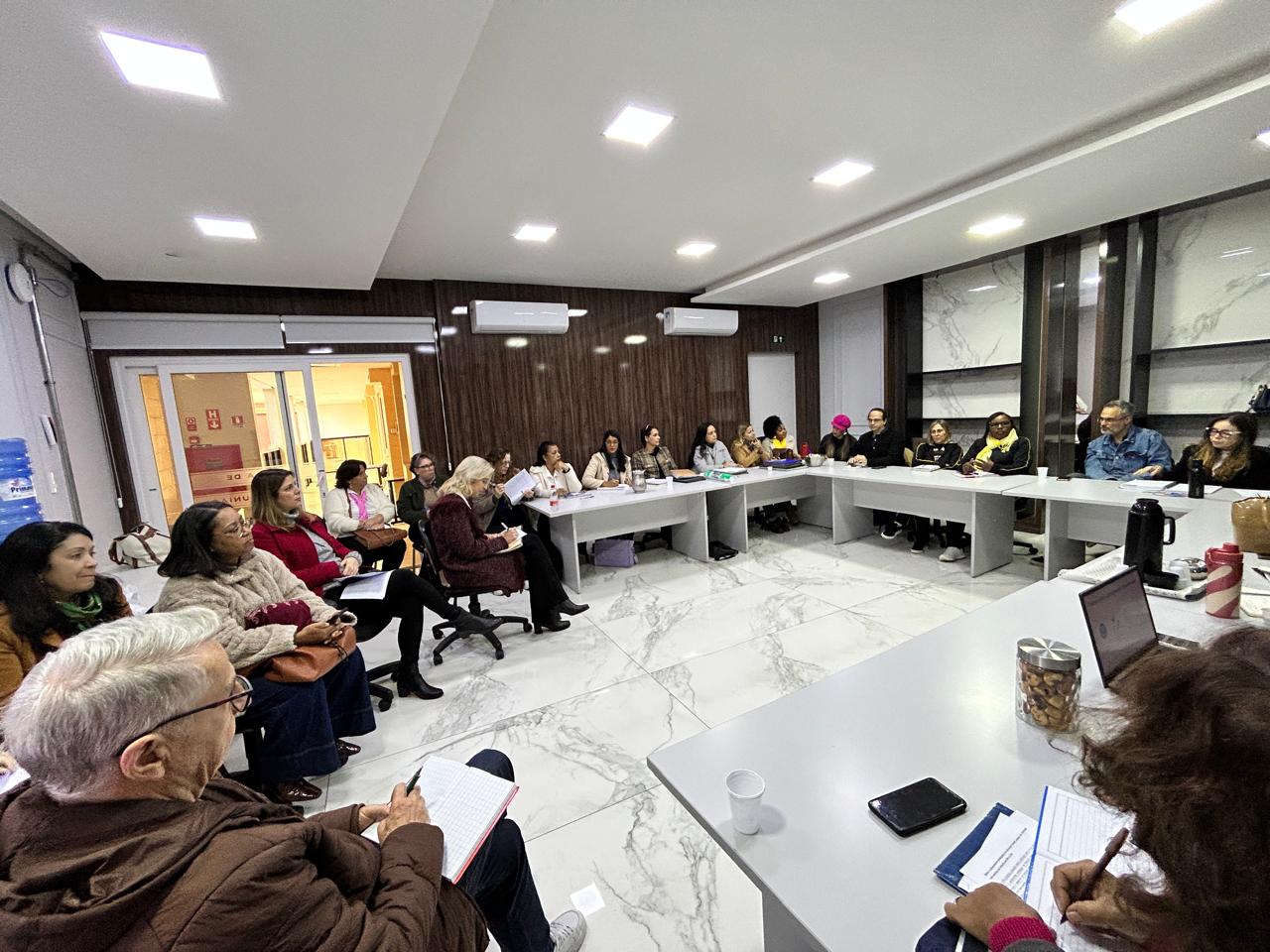A secretária Patrícia Adolf Lutz (centro) durante reunião com gestores, coordenadores e supervisores