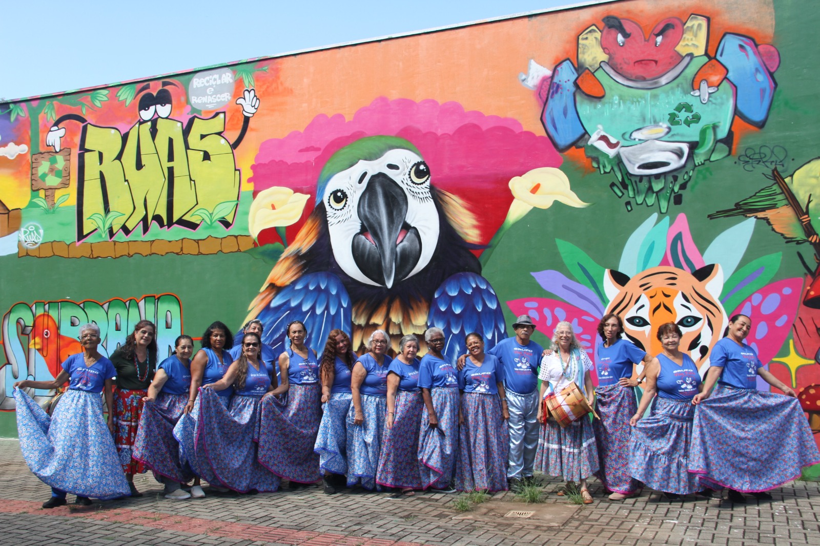 Participantes da oficina Carimbó das Caixeiras apresentam o projeto em escolas
