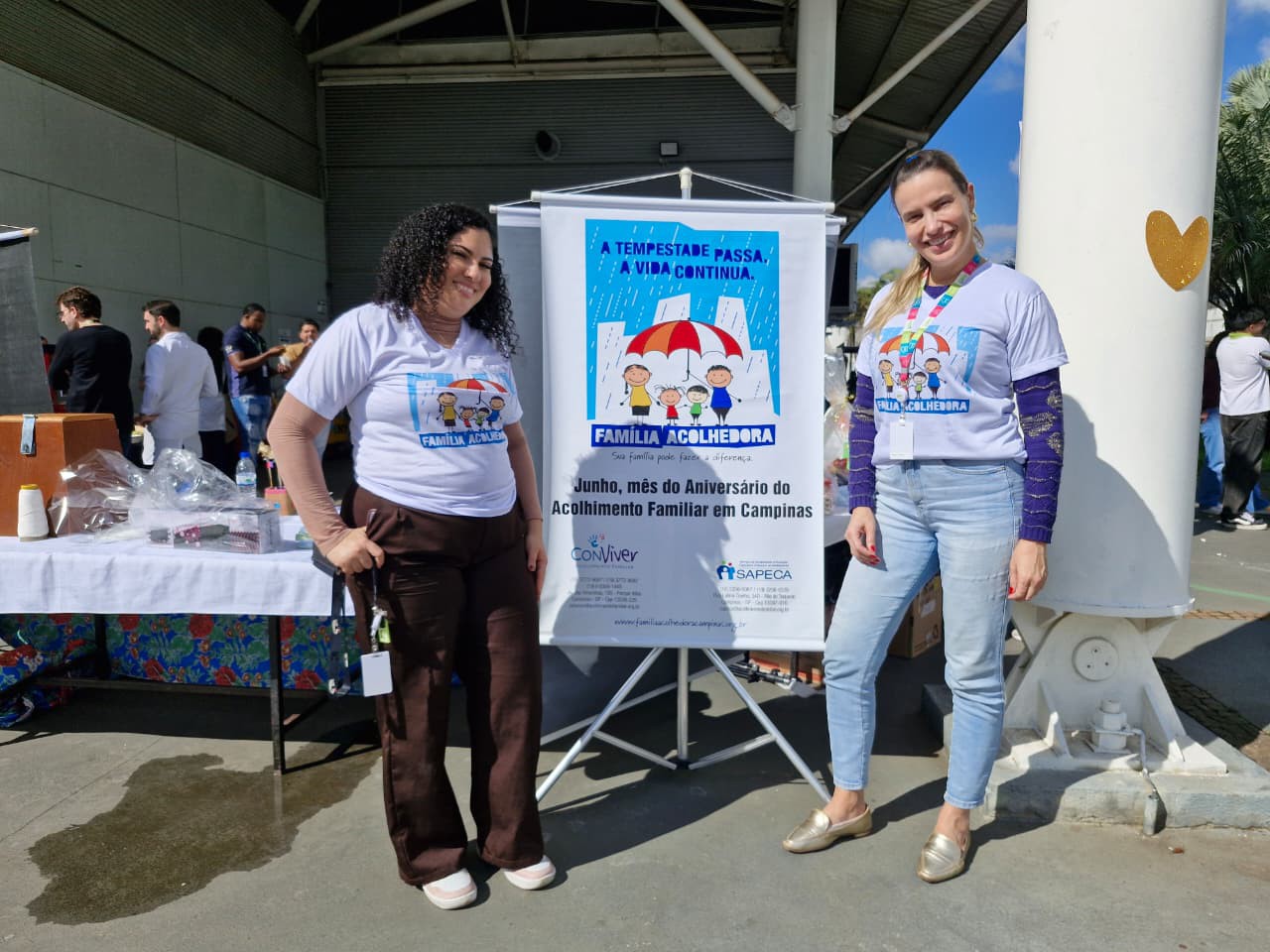 Integrantes dos programas ConViver e Sapeca apresentam a campanha da Família Acolhedora durante o Arraiá Solidário, realizado nas instalações da Valeo